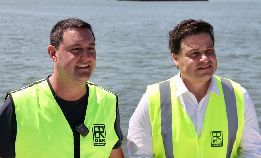 Chegada da balsa Perpetuar à baía de Guaratuba