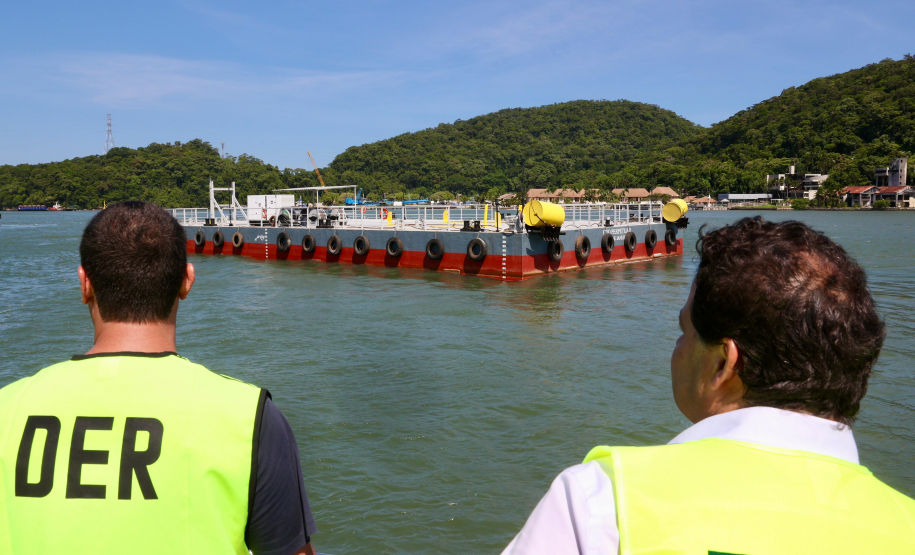 Chegada da balsa Perpetuar à baía de Guaratuba