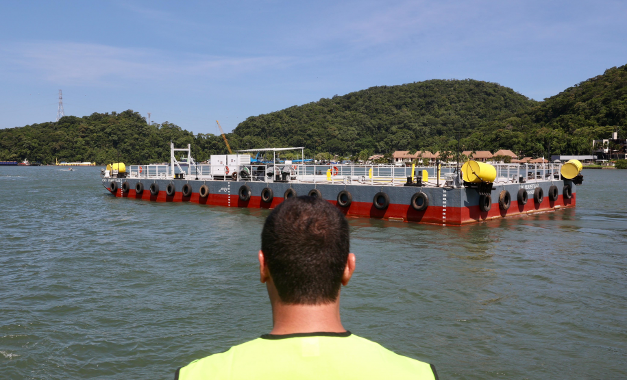 Chegada da balsa Perpetuar à baía de Guaratuba
