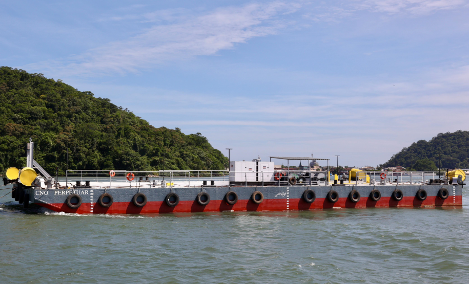 Chegada da balsa Perpetuar à baía de Guaratuba