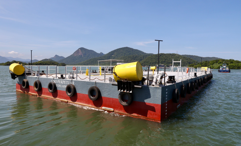 Chegada da balsa Perpetuar à baía de Guaratuba