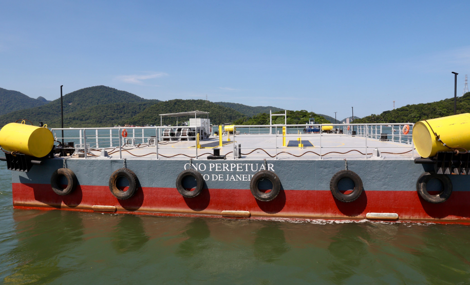 Chegada da balsa Perpetuar à baía de Guaratuba