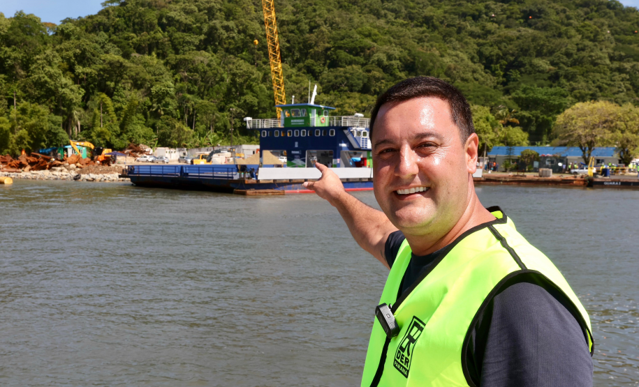 Chegada da balsa Perpetuar à baía de Guaratuba