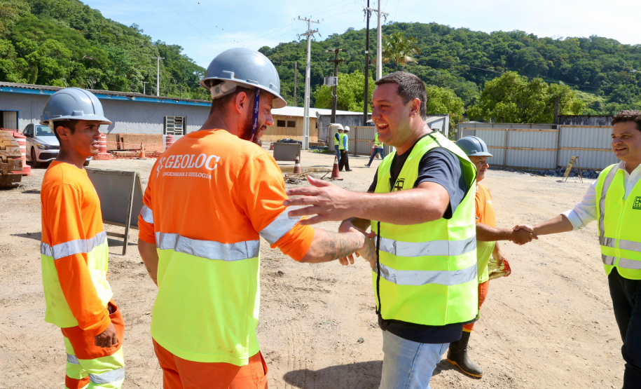 Chegada da balsa Perpetuar à baía de Guaratuba