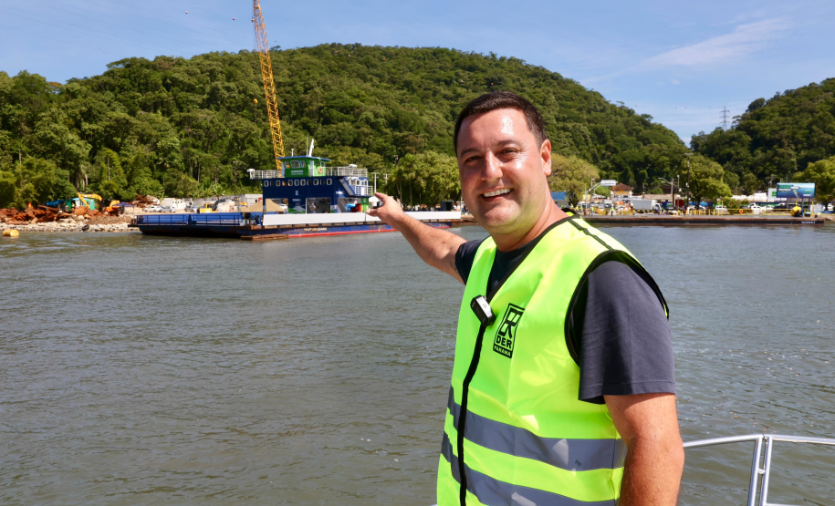 Chegada da balsa Perpetuar à baía de Guaratuba