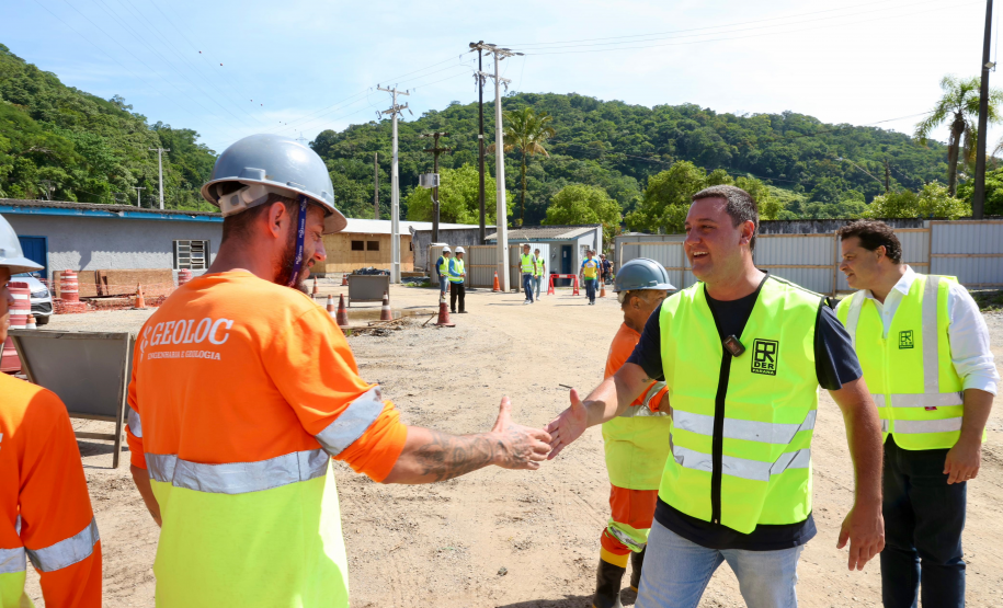 Chegada da balsa Perpetuar à baía de Guaratuba