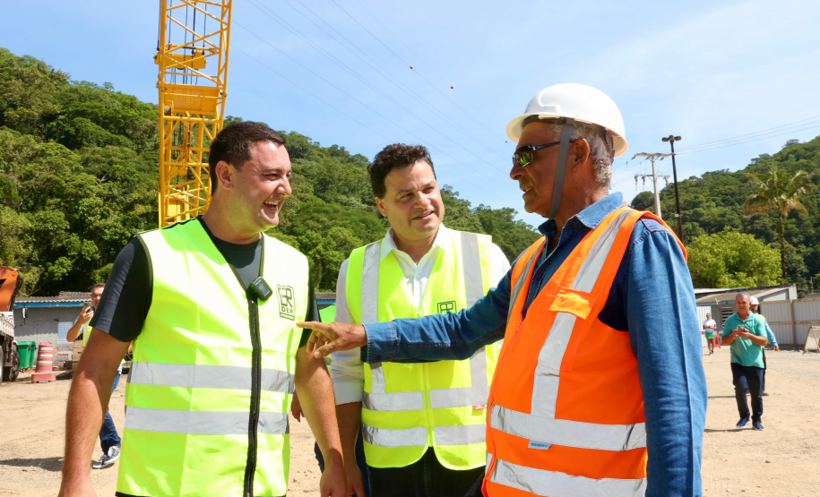 Chegada da balsa Perpetuar à baía de Guaratuba