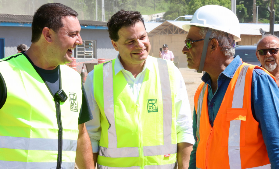 Chegada da balsa Perpetuar à baía de Guaratuba
