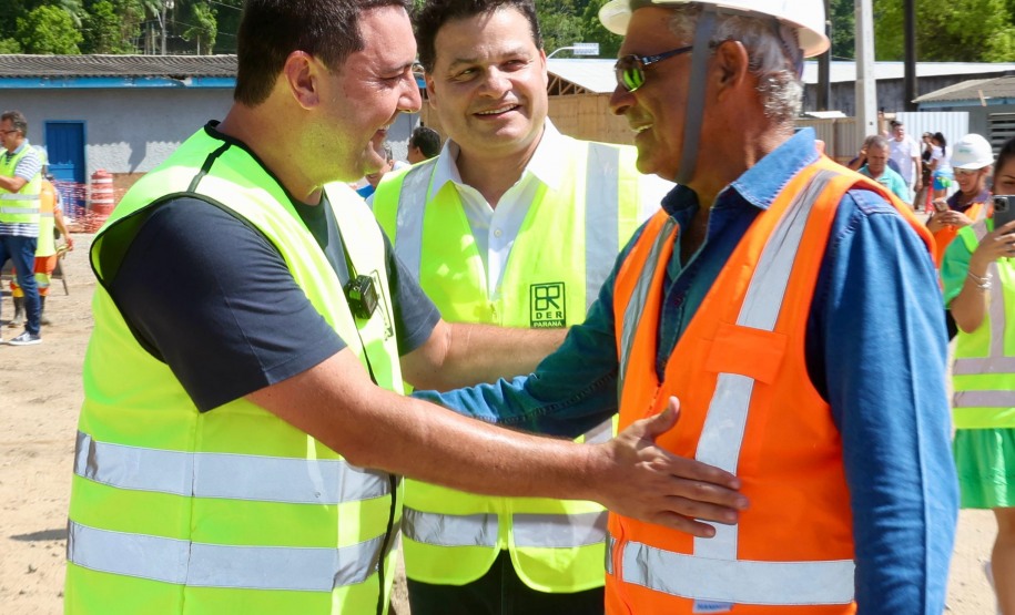 Chegada da balsa Perpetuar à baía de Guaratuba