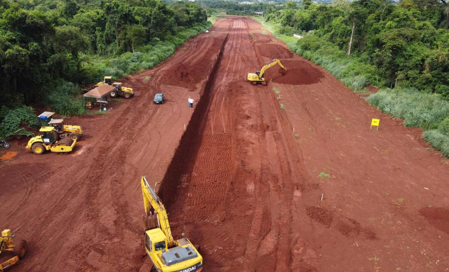 Serviços de terraplenagem na linha geral entre as ruas Carlos Urnau e Francisco Fogaça