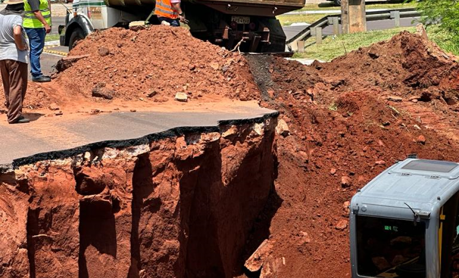 Serviços do DER/PR na PR-323 em Umuarama