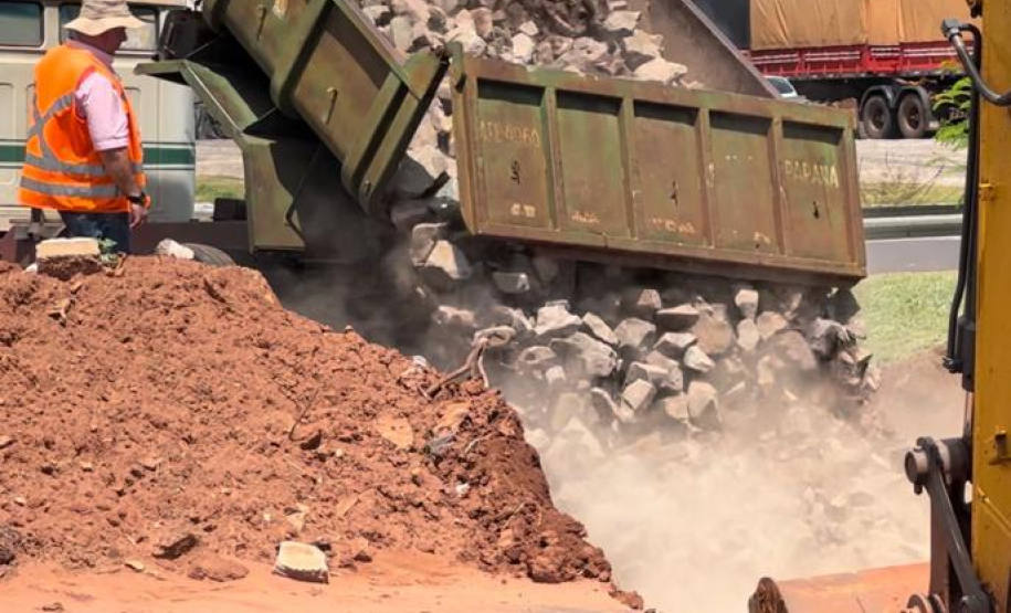 Serviços do DER/PR na PR-323 em Umuarama