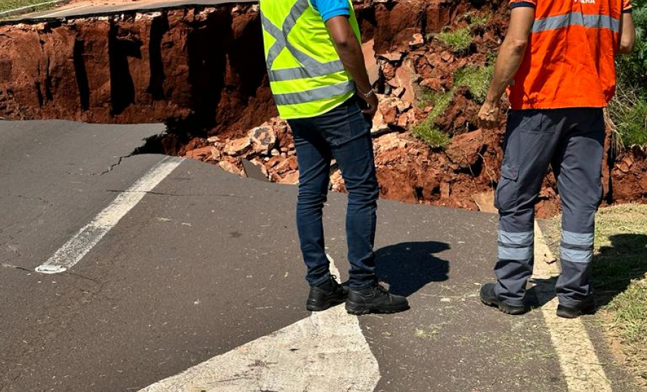 Serviços do DER/PR na PR-323 em Umuarama