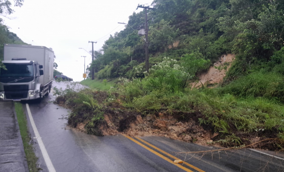 PR-412 em Guaratuba, após queda de barreira