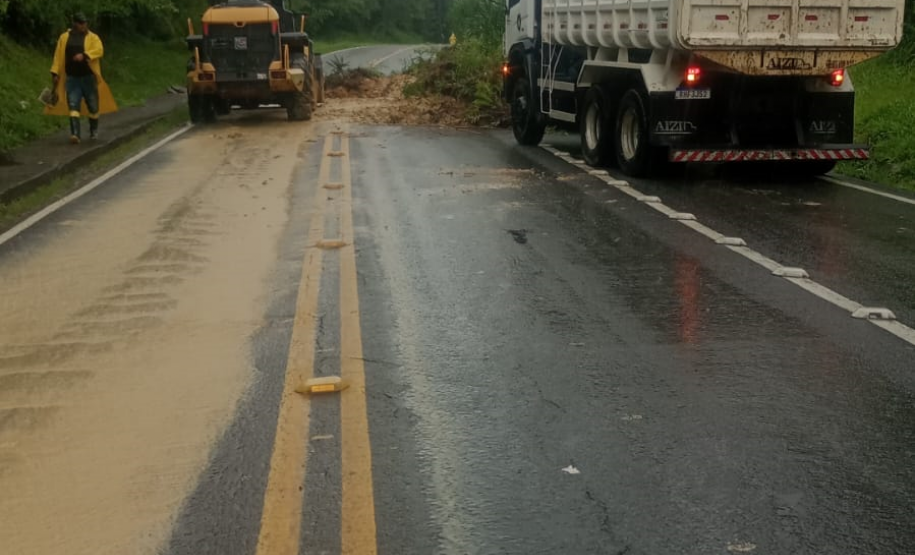 PR-412 em Guaratuba, após queda de barreira