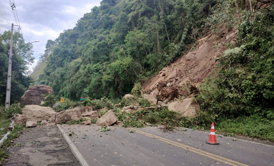 PRC-476 em União da Vitória, após escorregamento de rochas