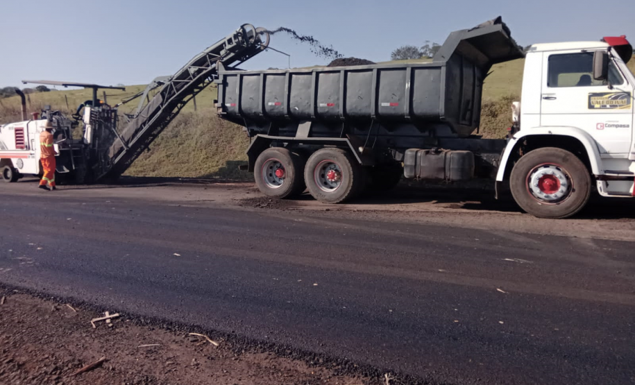 Rodovia sendo fresada