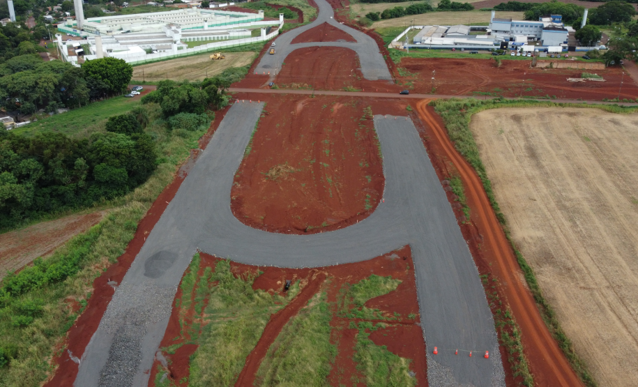 Vista geral de trecho Interseção presídio já com camada de sub-base posicionada