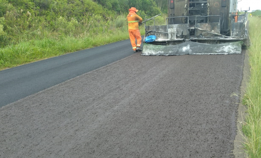 Serviços de conservação do pavimento na PR-438 entre Fernandes Pinheiro e Teixeira Soares