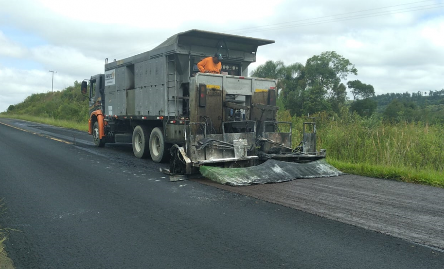 Serviços de conservação do pavimento na PR-438 entre Fernandes Pinheiro e Teixeira Soares