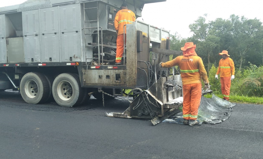 Serviços de conservação do pavimento na PR-438 entre Fernandes Pinheiro e Teixeira Soares