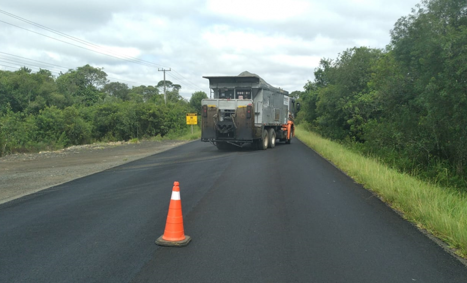Serviços de conservação do pavimento na PR-438 entre Fernandes Pinheiro e Teixeira Soares