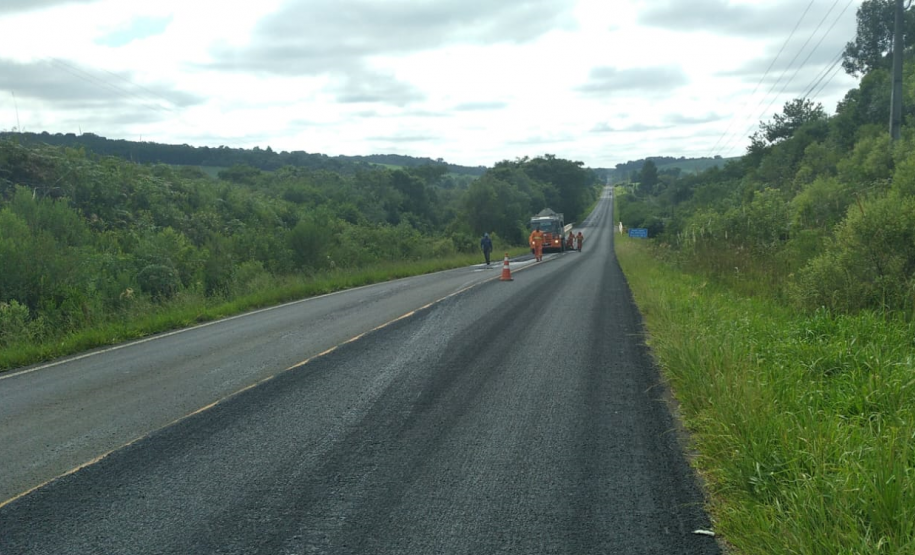 Serviços de conservação do pavimento na PR-438 entre Fernandes Pinheiro e Teixeira Soares