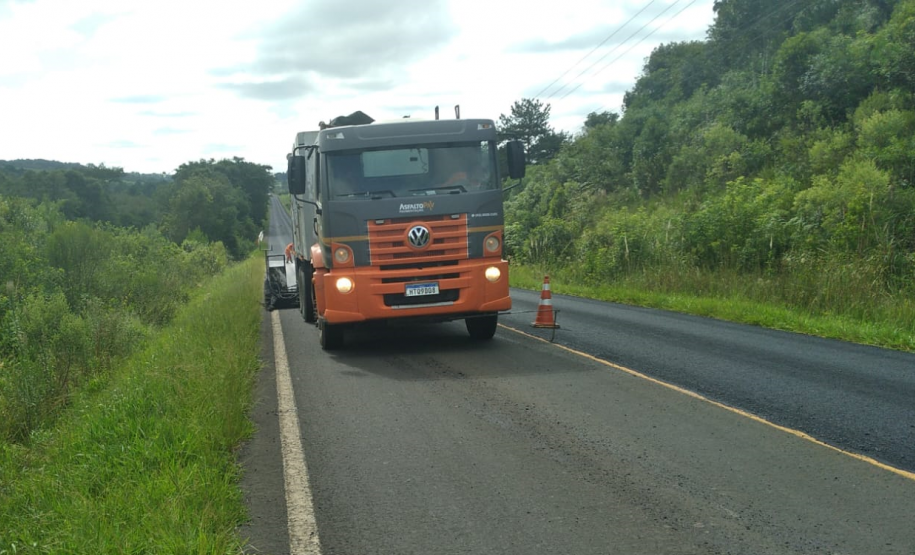 Serviços de conservação do pavimento na PR-438 entre Fernandes Pinheiro e Teixeira Soares