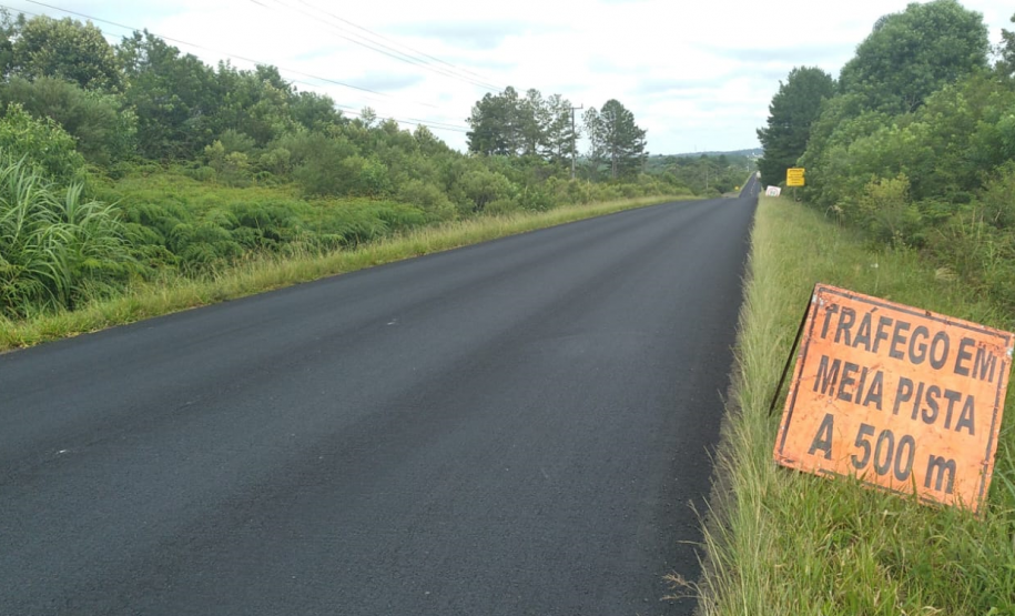 Serviços de conservação do pavimento na PR-438 entre Fernandes Pinheiro e Teixeira Soares