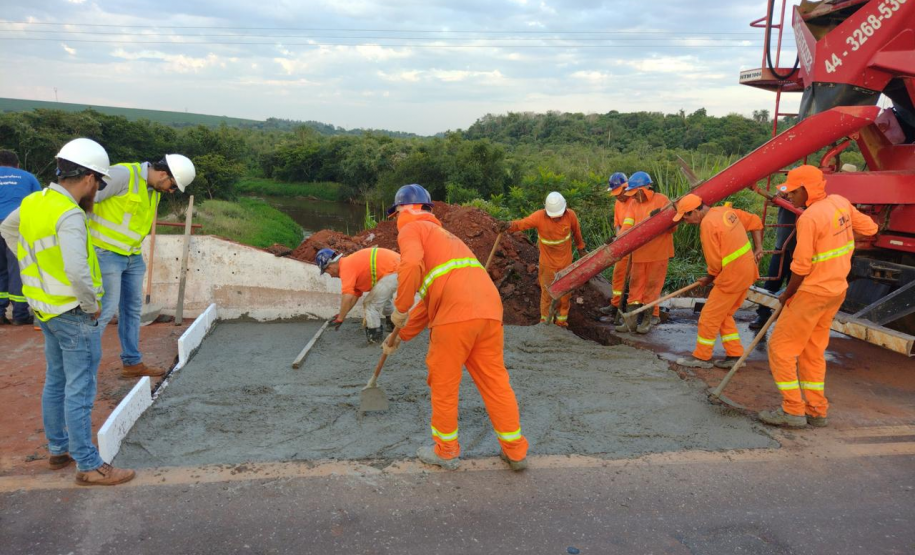 Obra de manutenção da ponte sobre o Rio Xambrê, na PR-490, em Iporã