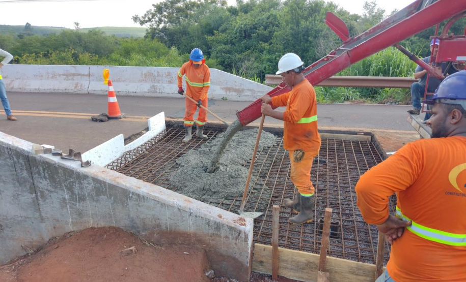 Obra de manutenção da ponte sobre o Rio Xambrê, na PR-490, em Iporã