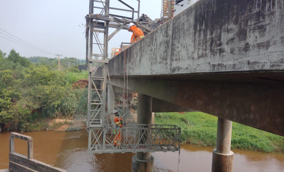 Obra de manutenção da ponte sobre o Rio Xambrê, na PR-490, em Iporã