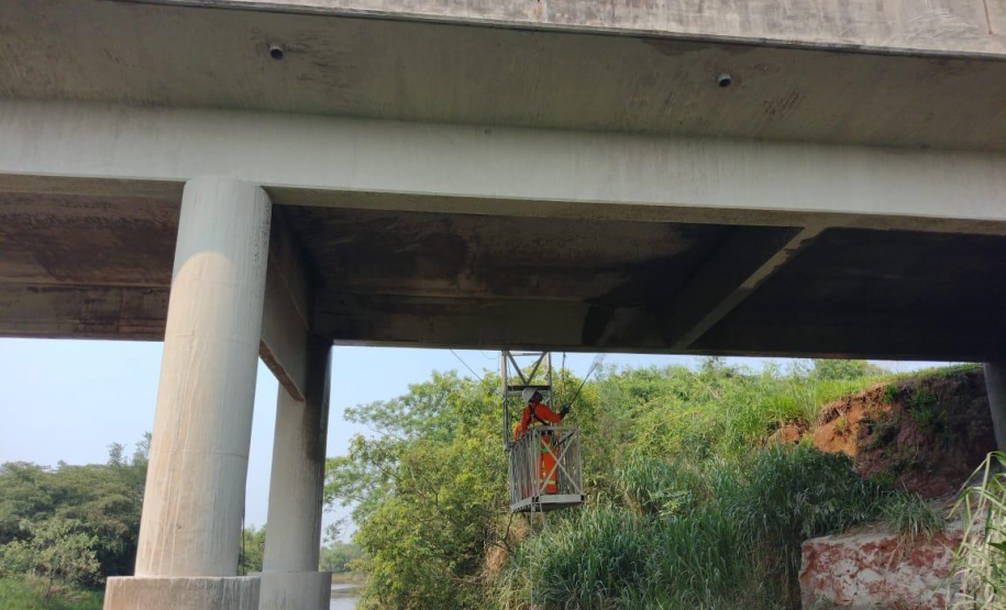 Obra de manutenção da ponte sobre o Rio Xambrê, na PR-490, em Iporã