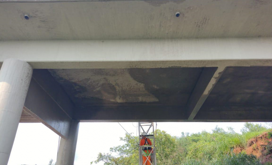 Obra de manutenção da ponte sobre o Rio Xambrê, na PR-490, em Iporã