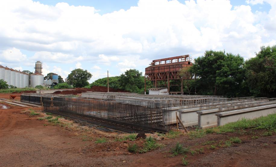 Obras dos novos viadutos de Sarandi - vigas no canteiro