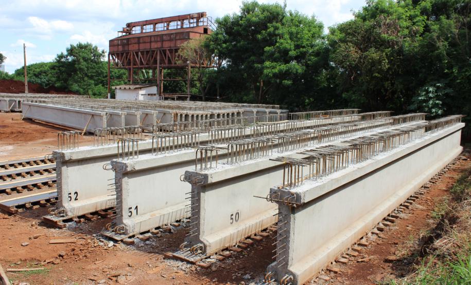 Obras dos novos viadutos de Sarandi - vigas no canteiro