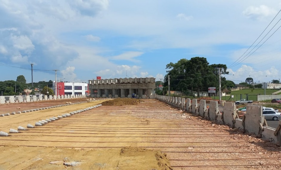 Serviços no viaduto, pista central e vias de acesso