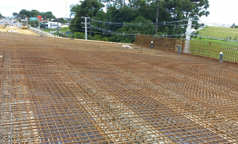 Serviços no viaduto, pista central e vias de acesso