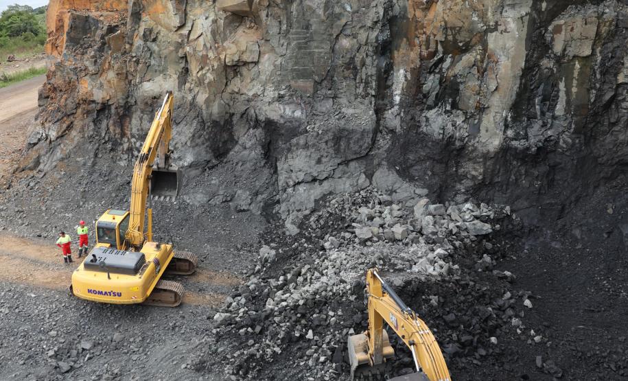 PR 170 em Pinhão - local de detonação e escavação de rochas