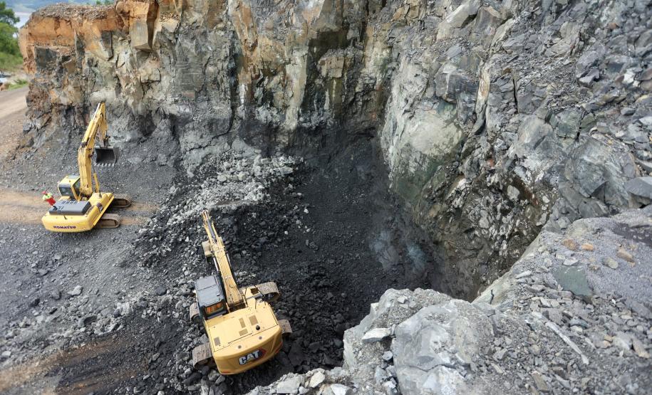 PR 170 em Pinhão - local de detonação e escavação de rochas