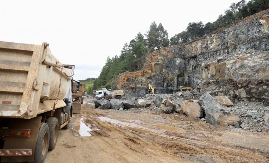 PR 170 em Pinhão - local de detonação e escavação de rochas