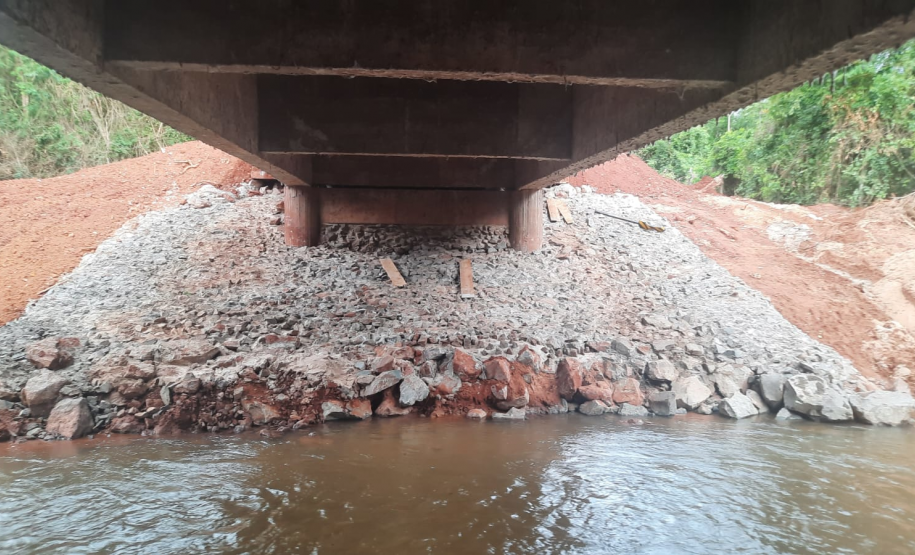 Rocamento dos taludes sob a ponte