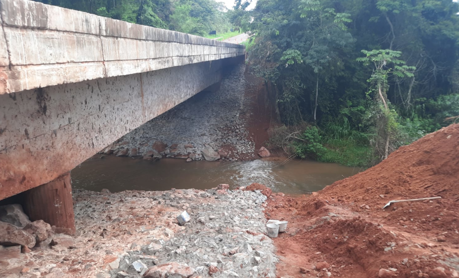 Rocamento dos taludes sob a ponte