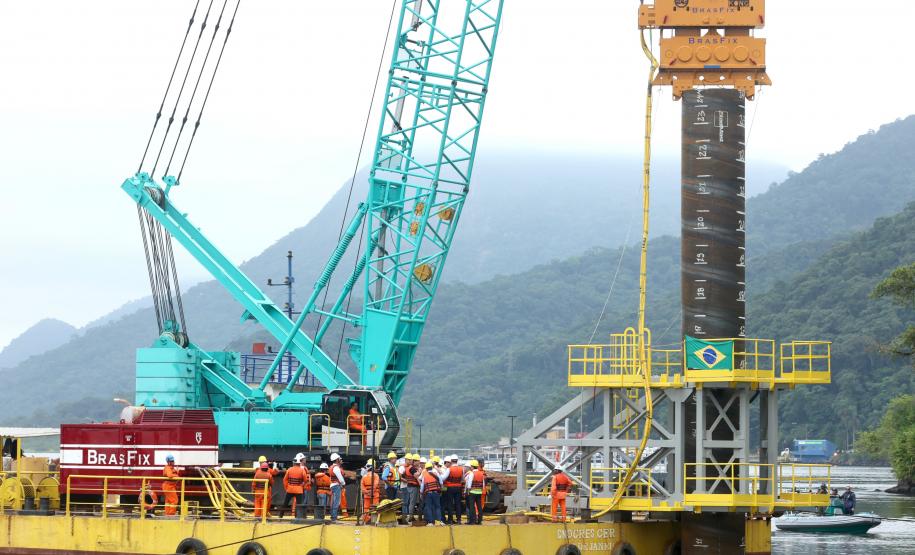 Ponte de Guaratuba: lançamento primeira camisa metálica na baía