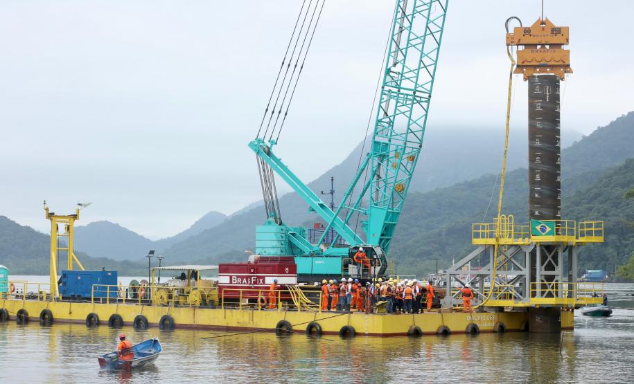 Ponte de Guaratuba: lançamento primeira camisa metálica na baía