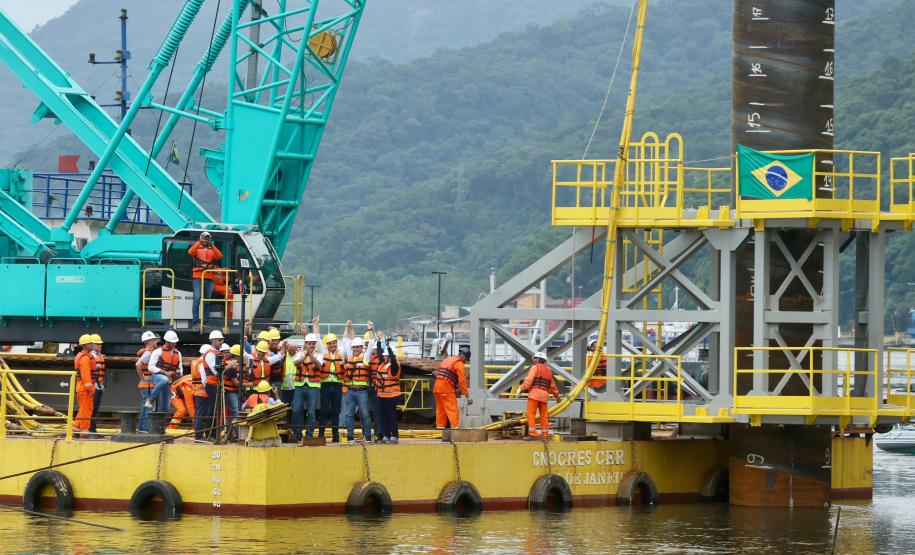 Ponte de Guaratuba: lançamento primeira camisa metálica na baía