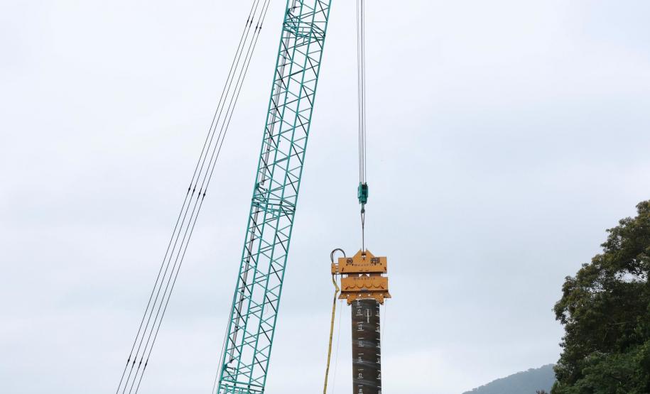 Ponte de Guaratuba: lançamento primeira camisa metálica na baía