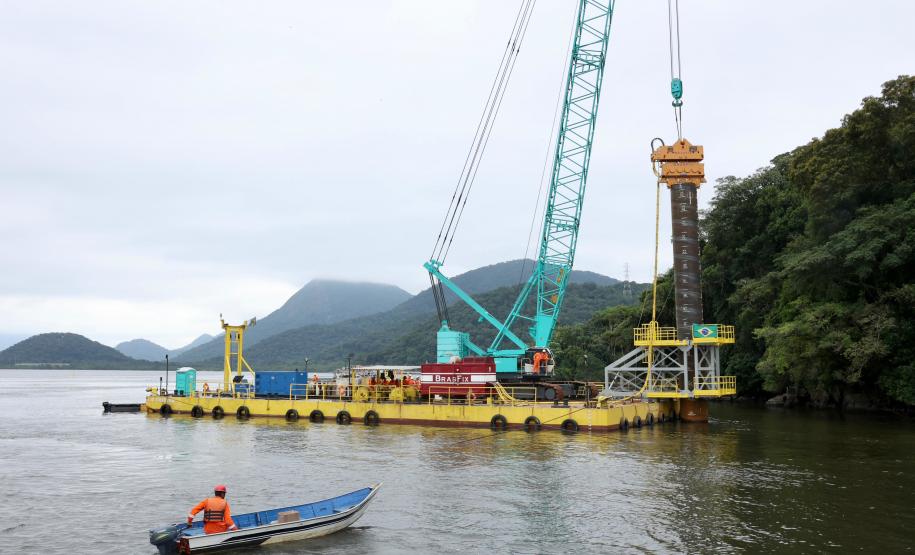 Ponte de Guaratuba: lançamento primeira camisa metálica na baía