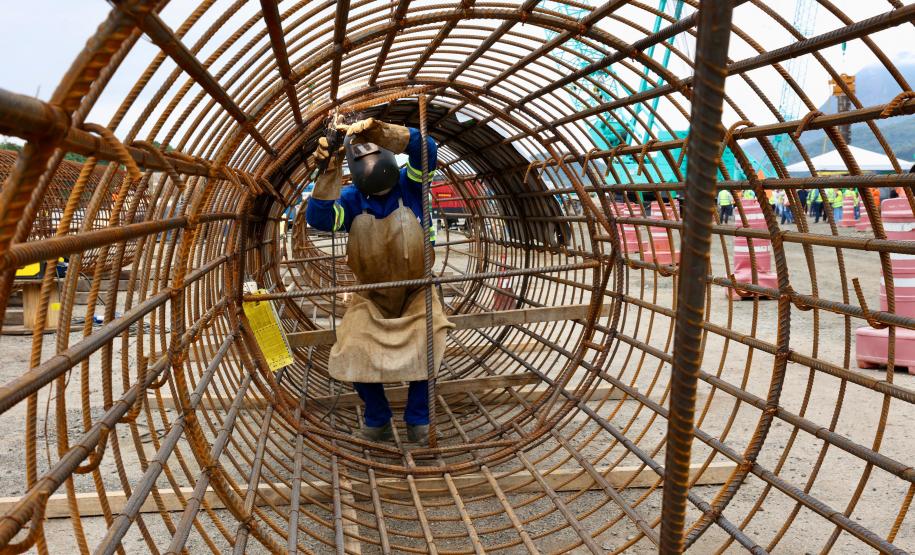 Ponte de Guaratuba: lançamento primeira camisa metálica na baía