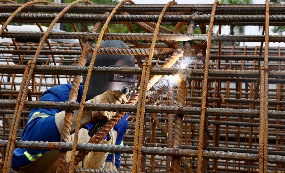 Ponte de Guaratuba: lançamento primeira camisa metálica na baía